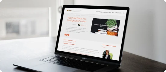 laptop-leafly-startseite-cannabis-apotheke Ein aufgeklappter Laptop mit der Startseite der Cannabis-Plattform Leafly.de. Die Plattform hat in diesem Artikel über die Cannabisapotheke berichtet.