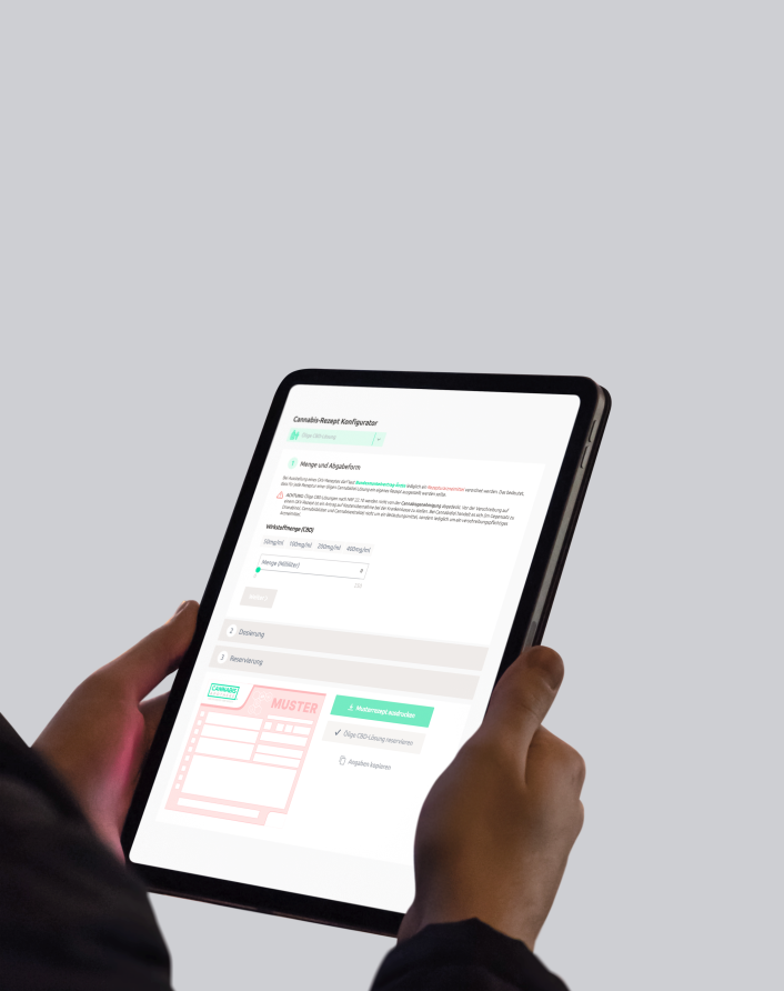 tablet-rezeptkonfigurator-startseite-cannabis-apotheke Zwei Hände halten einen Tabletcomputer, auf dessen Bildschirm man den praktischen Rezeptkonfigurator der Cannabis Apotheke sehen kann.